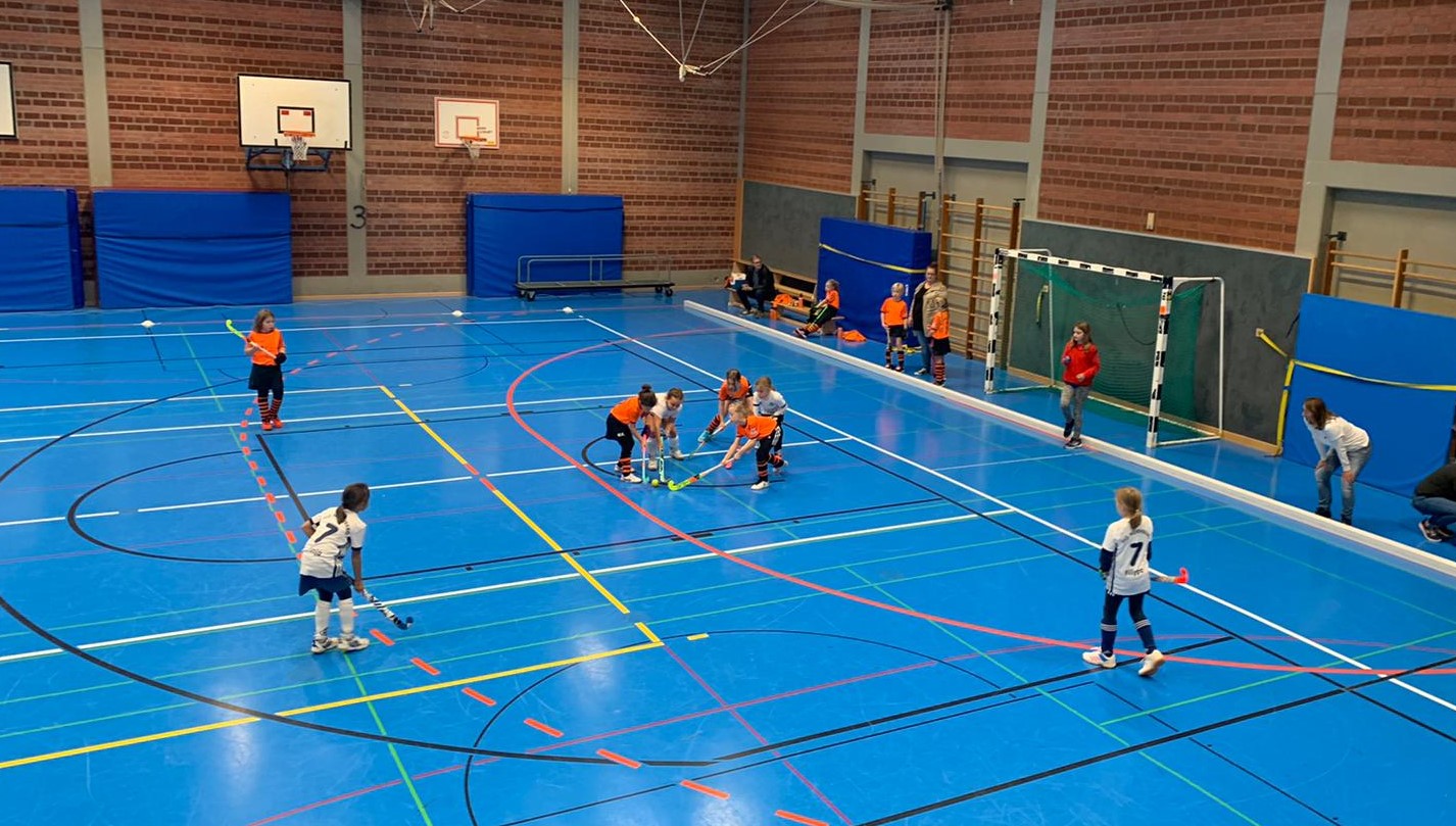 1. Herren starten mit Kantersieg gegen NHTC3 in die Hallensaison – erfolgreicher Spieltag auch für die D-Mädchen